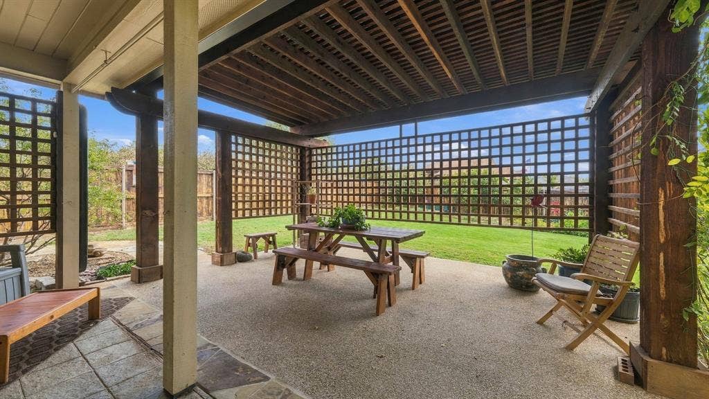 6503 Pirlie Court, Granbury, TX 76049 Covered Patio off Kitchen