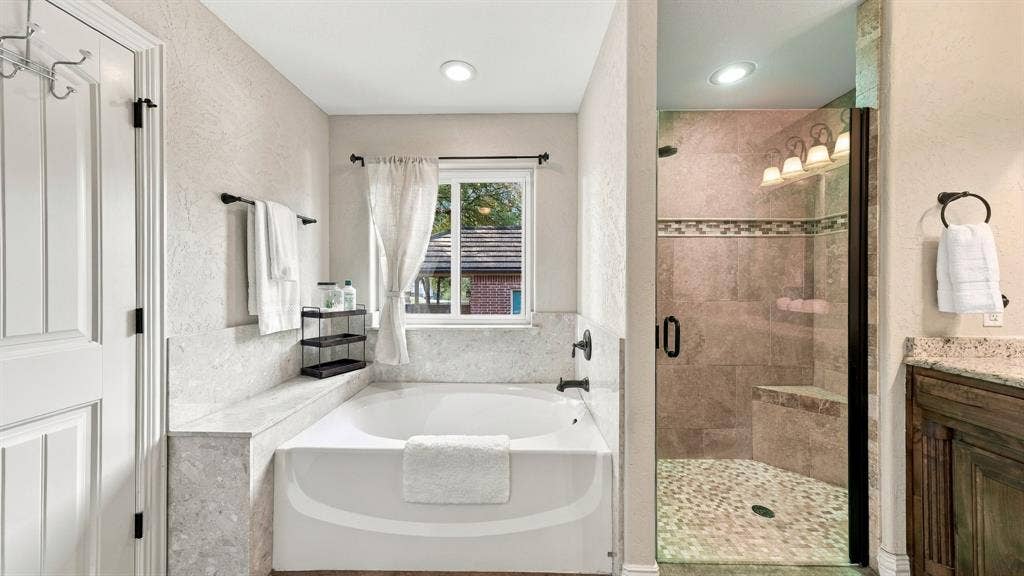 6503 Pirlie Court, Granbury, TX 76049 Garden tub