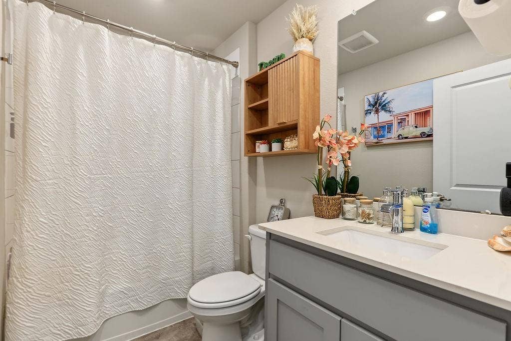 1221 Boulder Drive, Cedar Hill, TX 75104 Upstairs bath