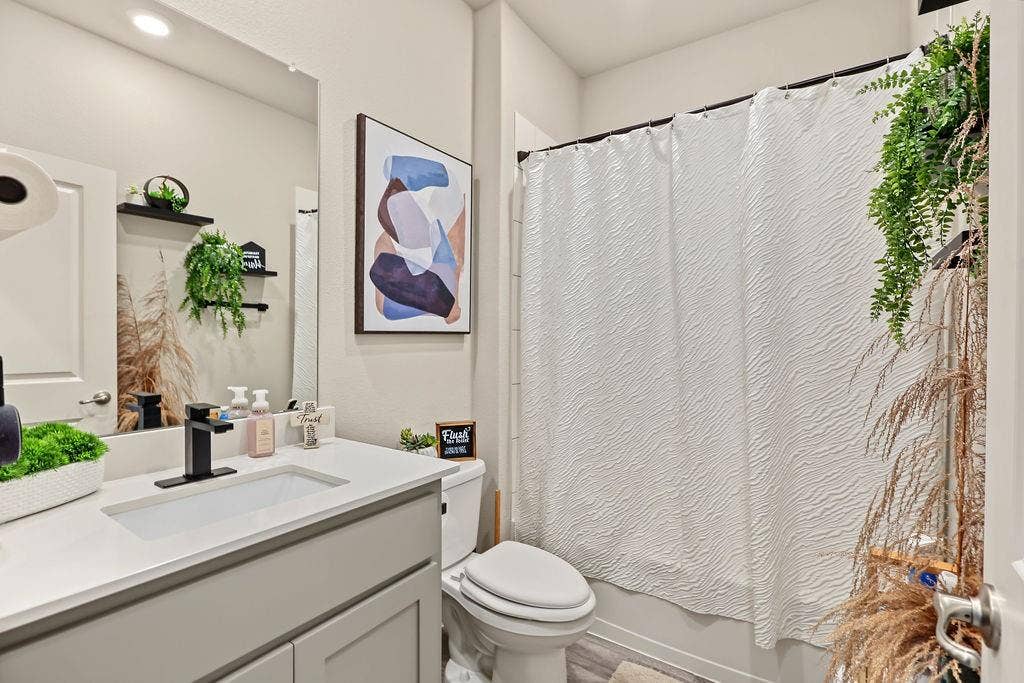 1221 Boulder Drive, Cedar Hill, TX 75104 View of guest bath downstairs