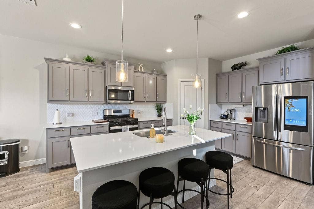 1221 Boulder Drive, Cedar Hill, TX 75104 Kitchen eat at bar