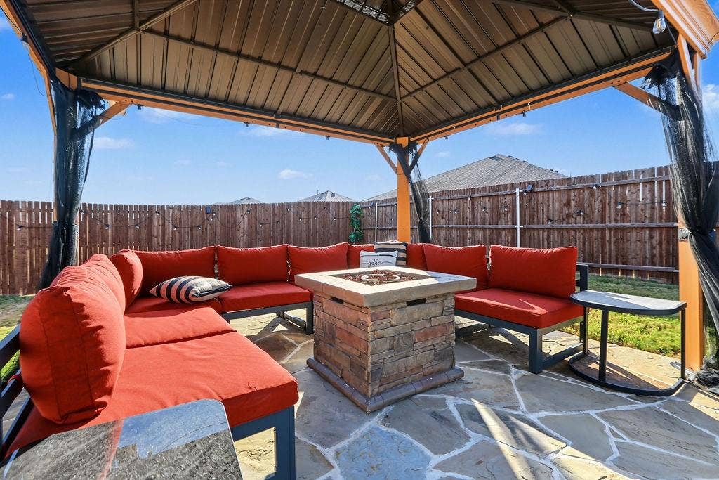 1221 Boulder Drive, Cedar Hill, TX 75104 Furniture and firepit stays