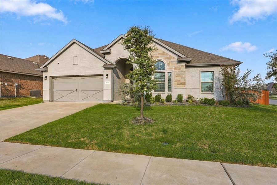 Property photo for 5622 Log Cabin Court, Midlothian, TX
