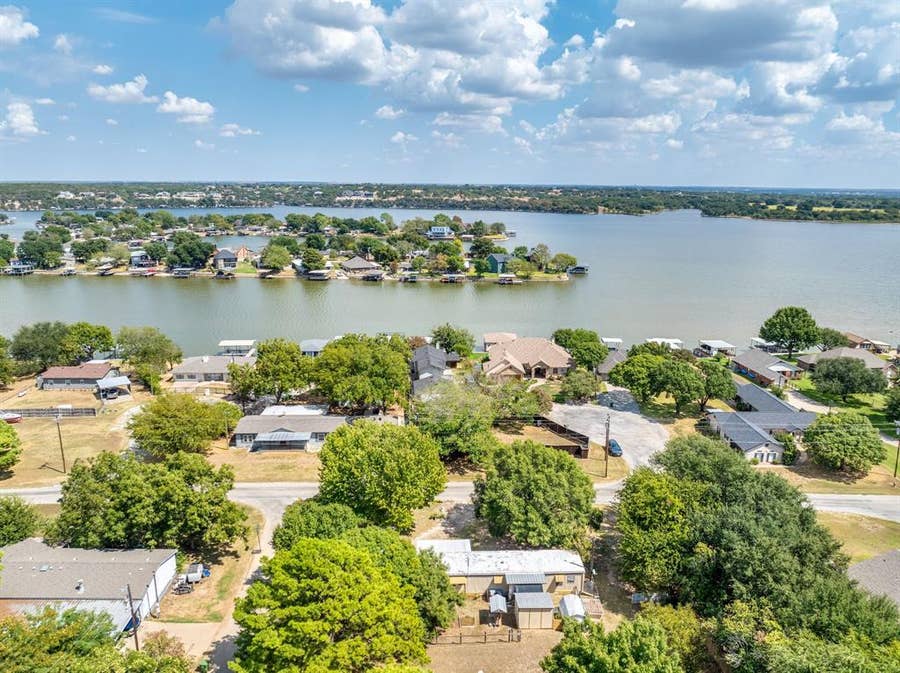Property photo for 1709 E Apache Trail, Granbury, TX