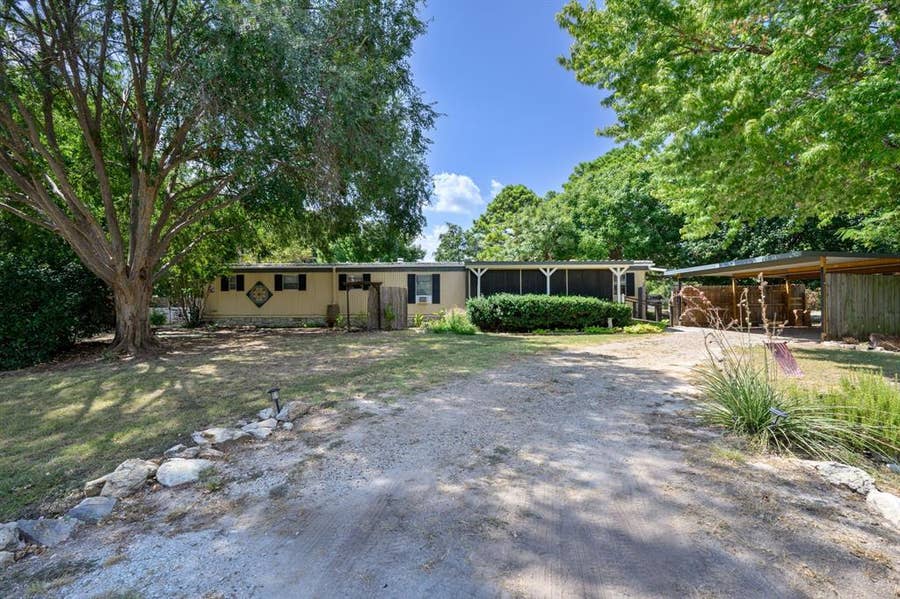 Property photo for 1709 E Apache Trail, Granbury, TX