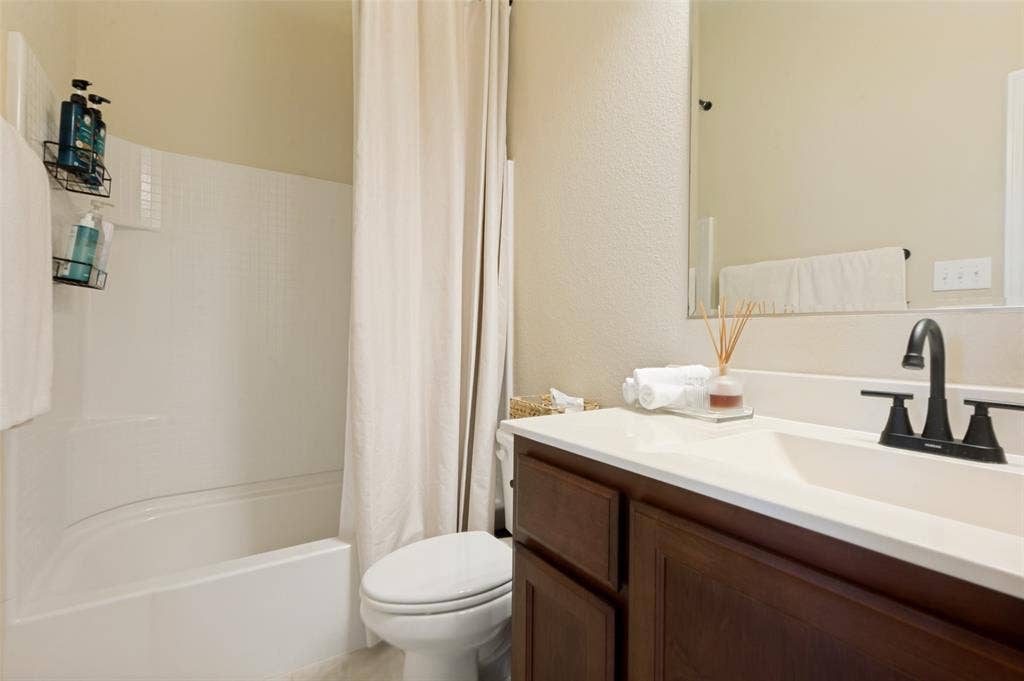 1929 Day Break Drive, Lancaster, TX 75146 Tub and shower combination with white surround