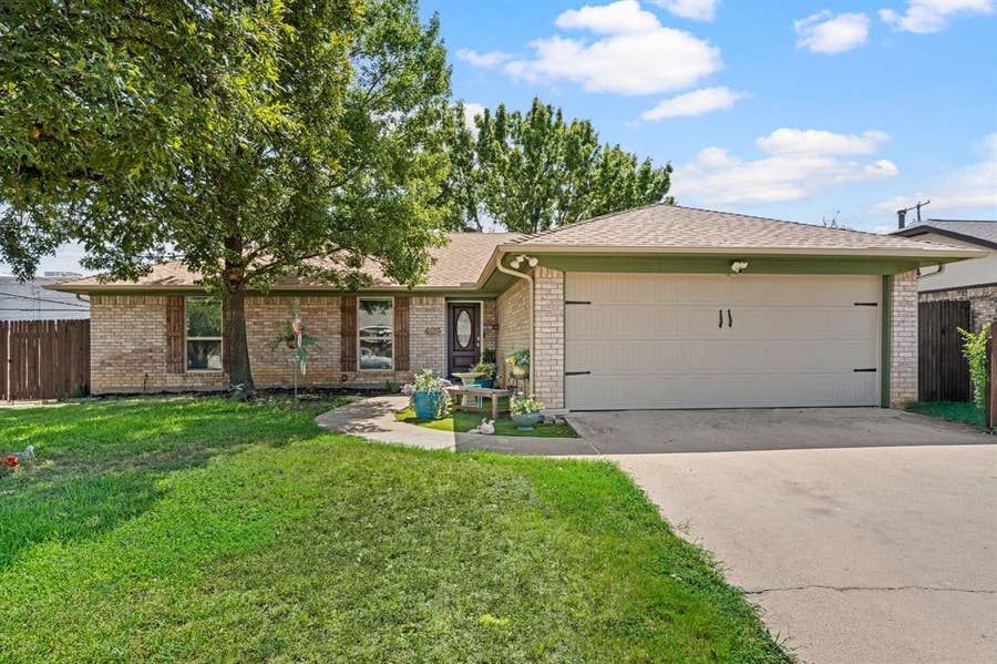 Property photo for 425 Glenwood Terrace, Hurst, TX