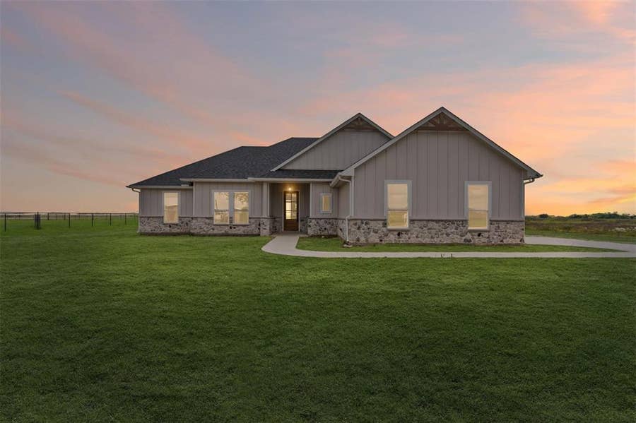 Property photo for 2061 Goodwyn Road, Italy, TX