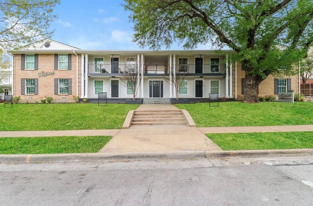 425 N Rosemont Avenue, #111, Dallas, TX 75208 Brick exterior with white columns and black shutters