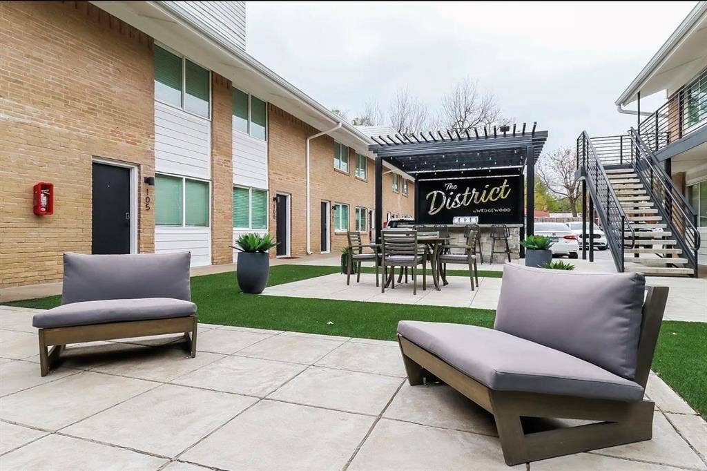 425 N Rosemont Avenue, #111, Dallas, TX 75208 Spacious courtyard featuring concrete paver flooring, artificial turf, and a dark wood pergola