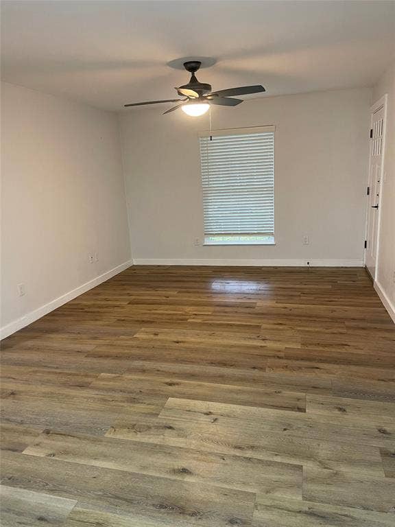 425 N Rosemont Avenue, #111, Dallas, TX 75208 Spacious room featuring wood-finish flooring, a ceiling fan with integrated lighting, a window with blinds, and white walls