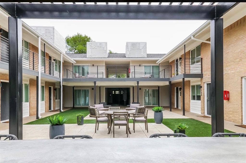 425 N Rosemont Avenue, #111, Dallas, TX 75208 Courtyard with artificial turf, paver patio, and modern planters
