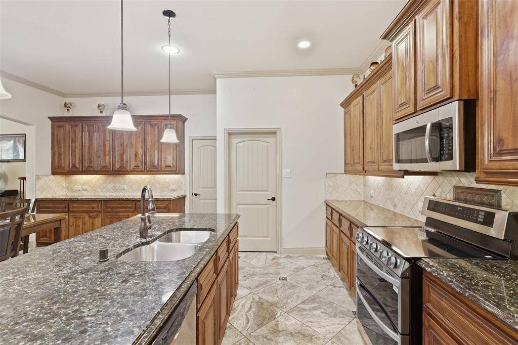 225 Bentley Drive, Midlothian, TX 76065 225 Bentley Drive, Midlothian, TX 76065