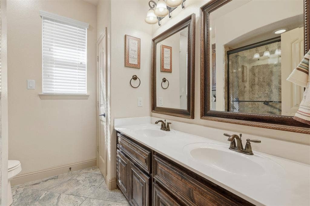 225 Bentley Drive, Midlothian, TX 76065 2nd floor bath