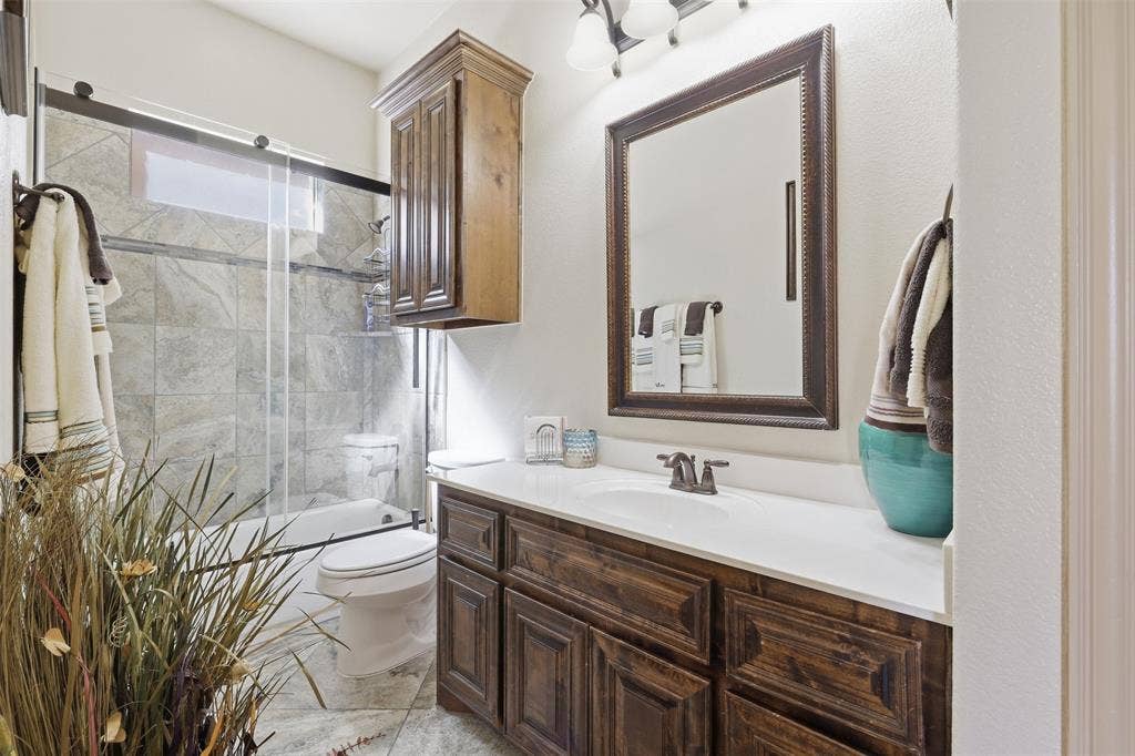 225 Bentley Drive, Midlothian, TX 76065 Main floor guest bath