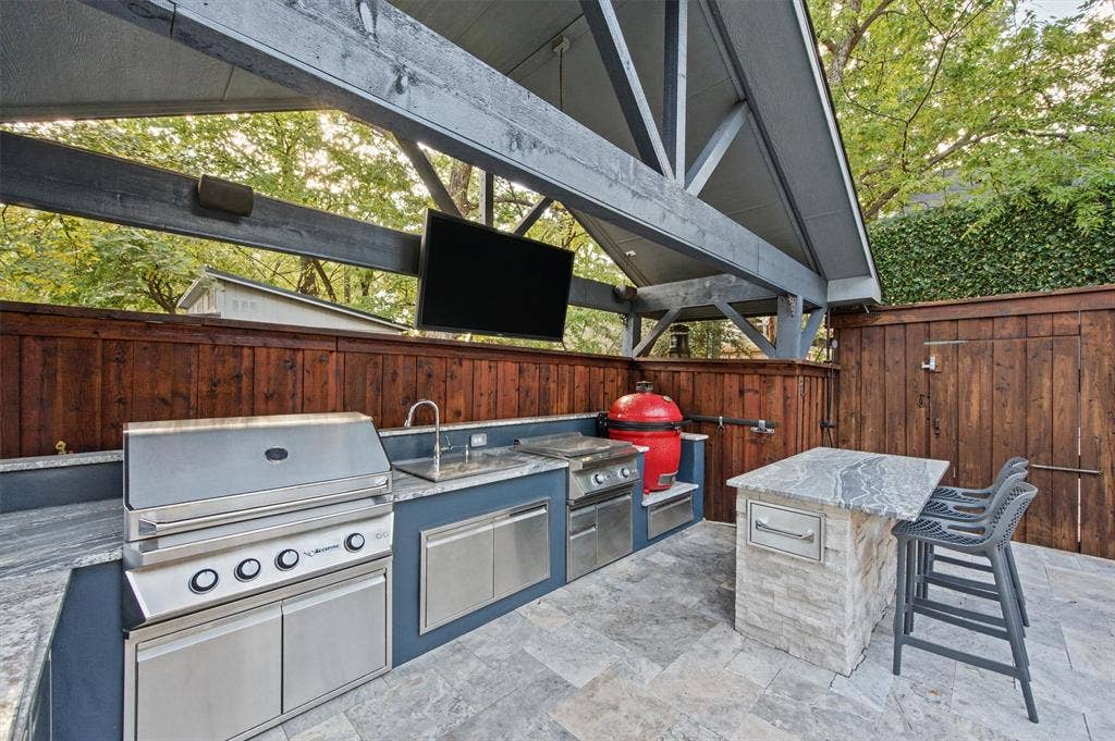 8655 Forest Hills Boulevard, Dallas, TX 75218 8655 Forest Hills Boulevard, Dallas, TX 75218