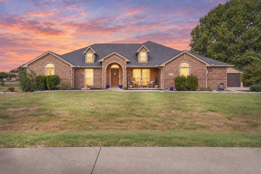 Property photo for 343 Cambridge Court, Waxahachie, TX