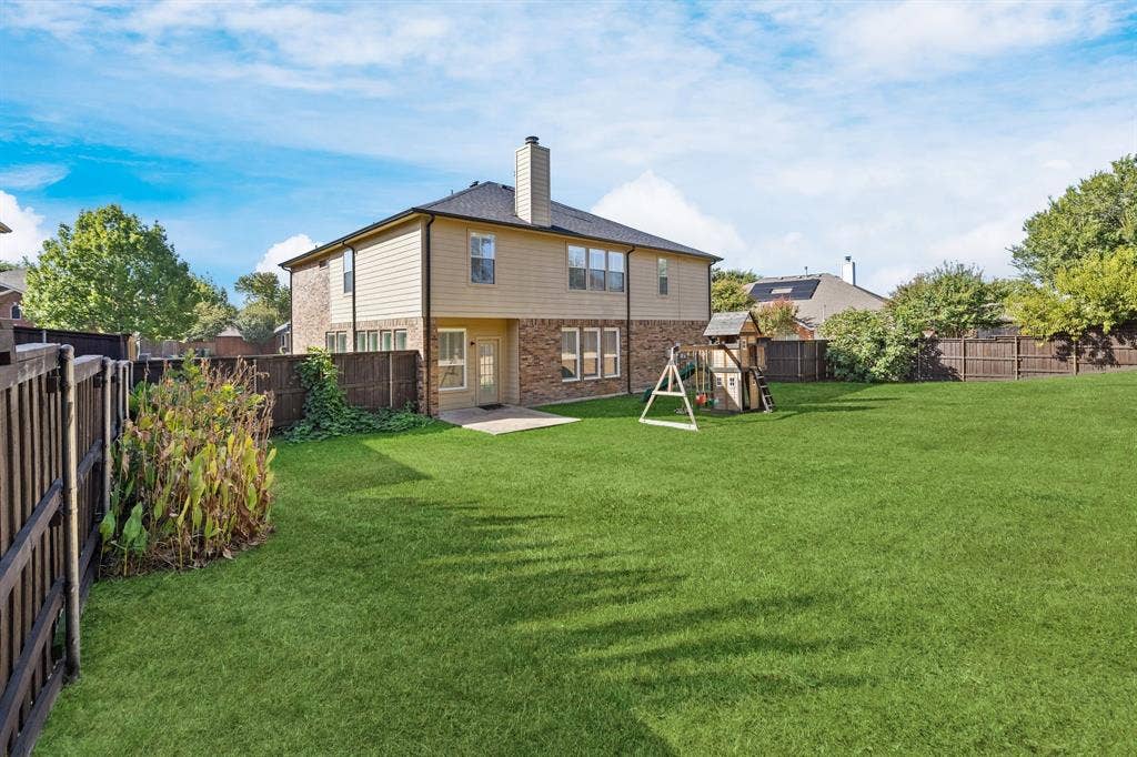 239 Glen Ridge Drive, Murphy, TX 75094 Expansive green lawn with a privacy fence