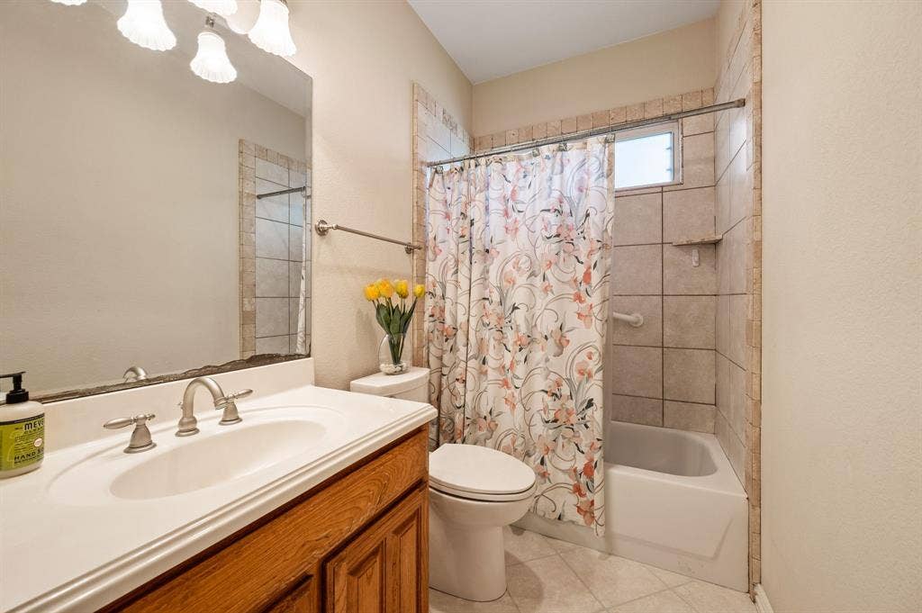 10701 Whitestone Ranch Road, Benbrook, TX 76126 guest bath
