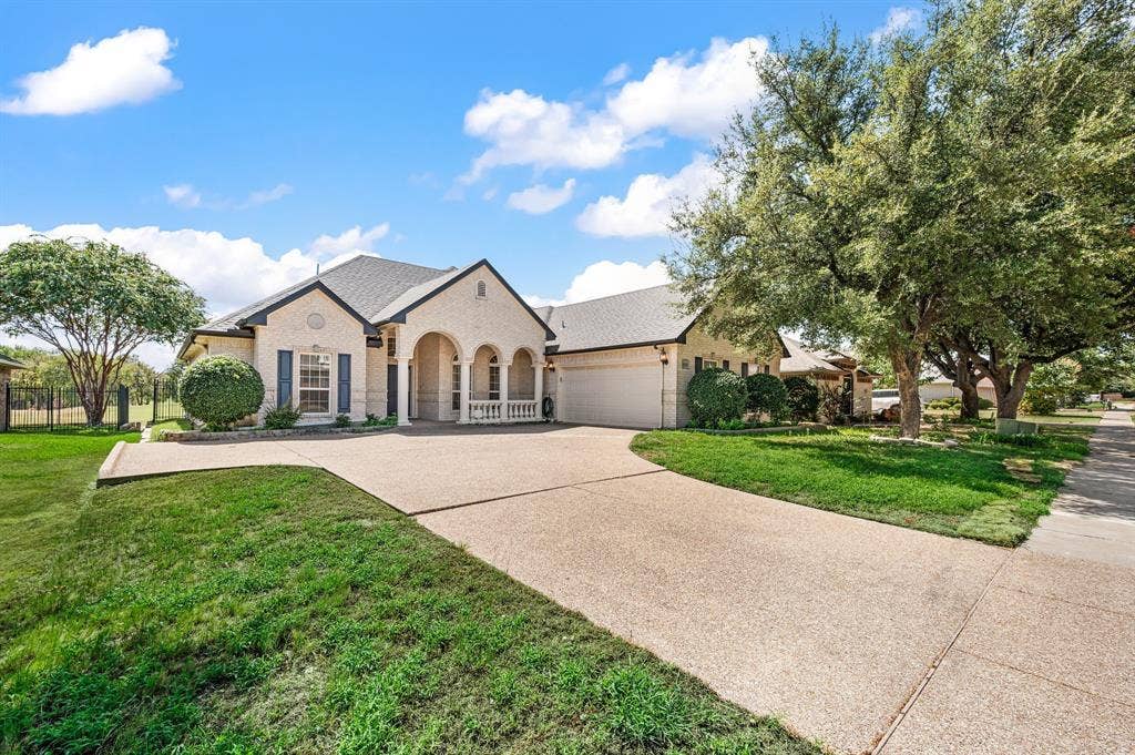 10701 Whitestone Ranch Road, Benbrook, TX 76126 Plenty of room for parking