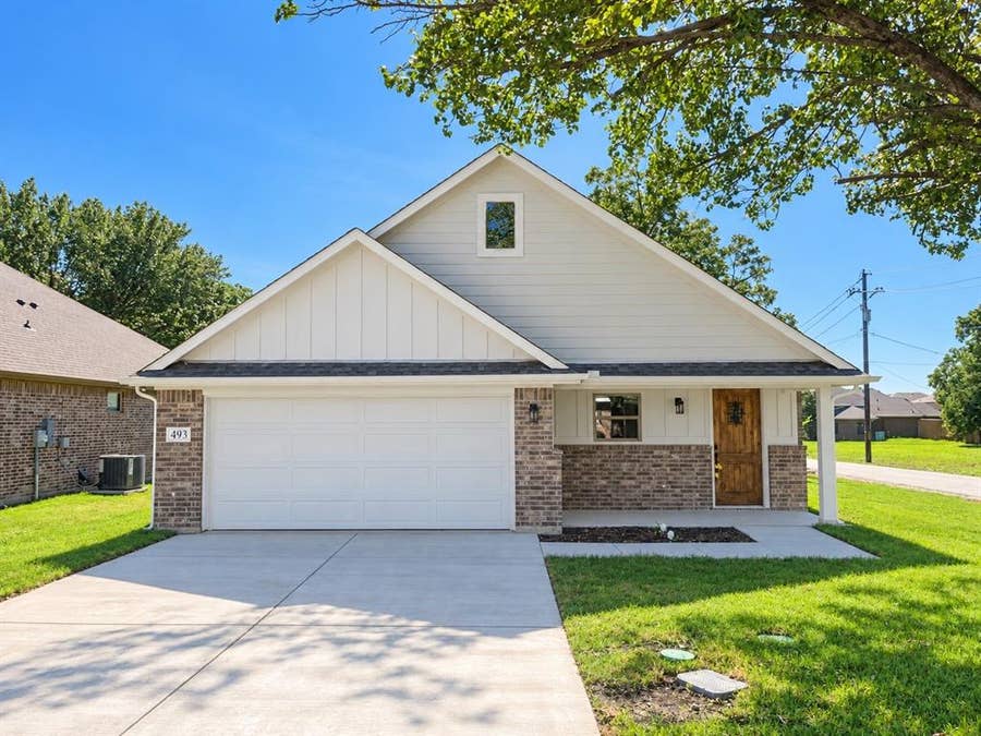 Property photo for 493 W Jefferson Street, Van Alstyne, TX