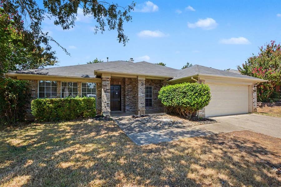 Property photo for 737 Oak Dale Avenue, Lake Dallas, TX