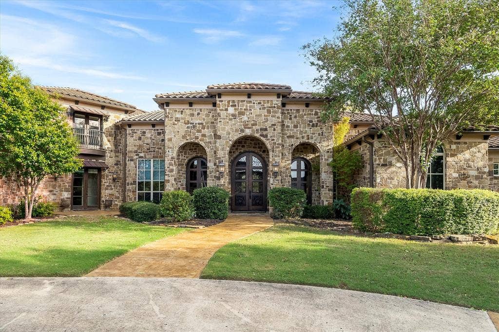 1739 Bison Meadow Lane, Heath, TX 75032 Impressive Drive up with large & wide circular drive. Extensive landscaping.