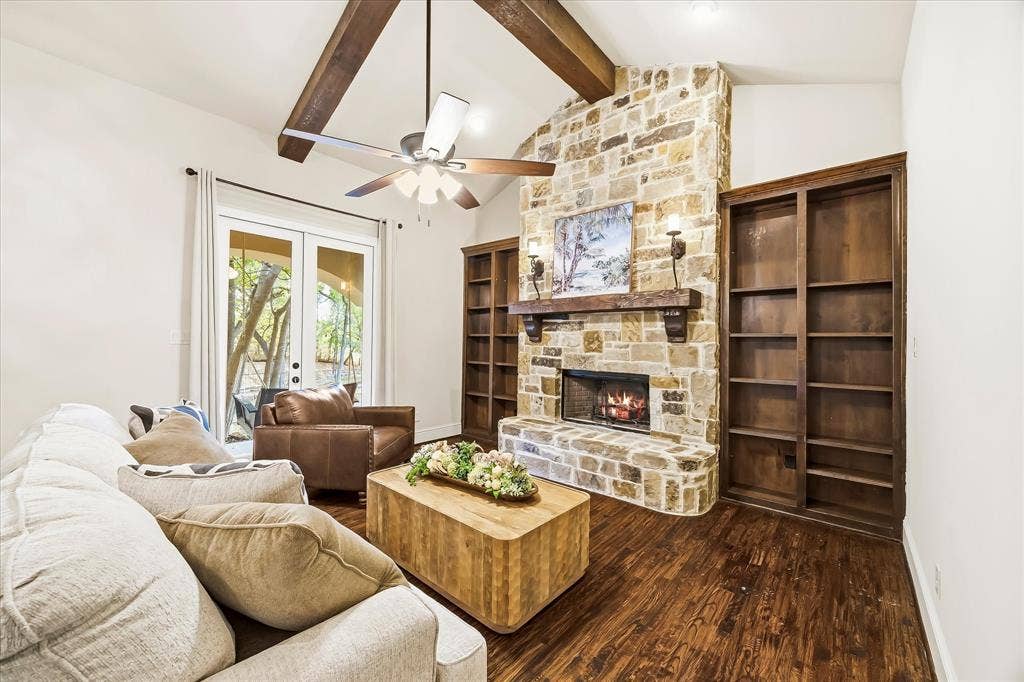 1739 Bison Meadow Lane, Heath, TX 75032 Guest Residence Living Rm with Vaulted Ceilings & Fireplace