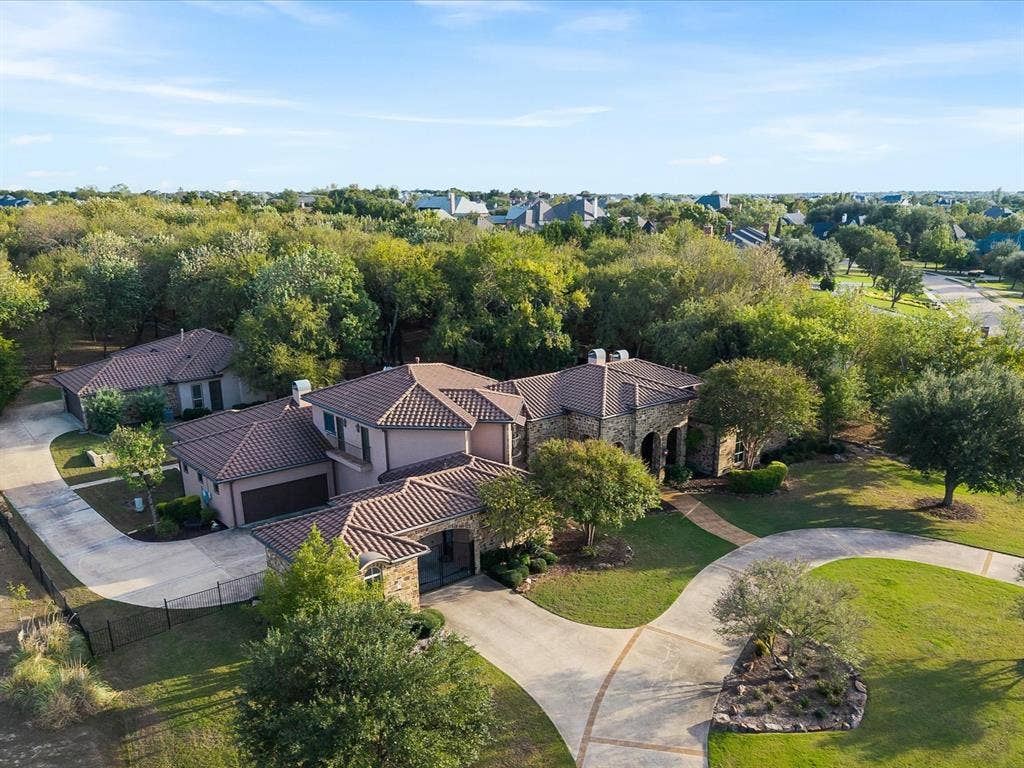 1739 Bison Meadow Lane, Heath, TX 75032 Faces NW for shaded afternoon and evening outdoor entertaining.