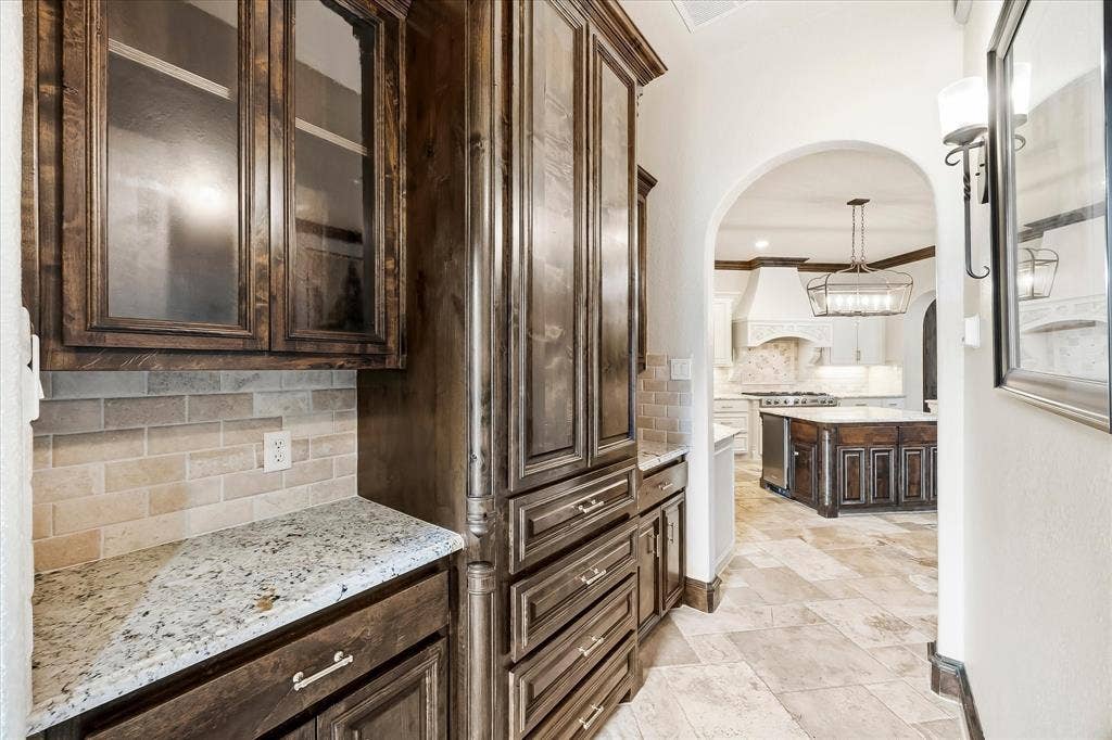 1739 Bison Meadow Lane, Heath, TX 75032 Butlers Pantry