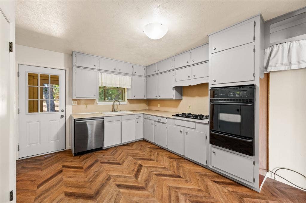 1134 Usher Street, Benbrook, TX 76126 Gather in the Kitchen for Good Times!