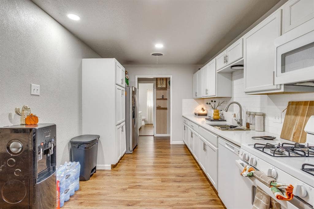 6200 Forest Hill Drive, Forest Hill, TX 76119