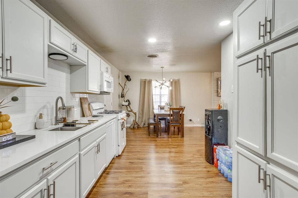 6200 Forest Hill Drive, Forest Hill, TX 76119