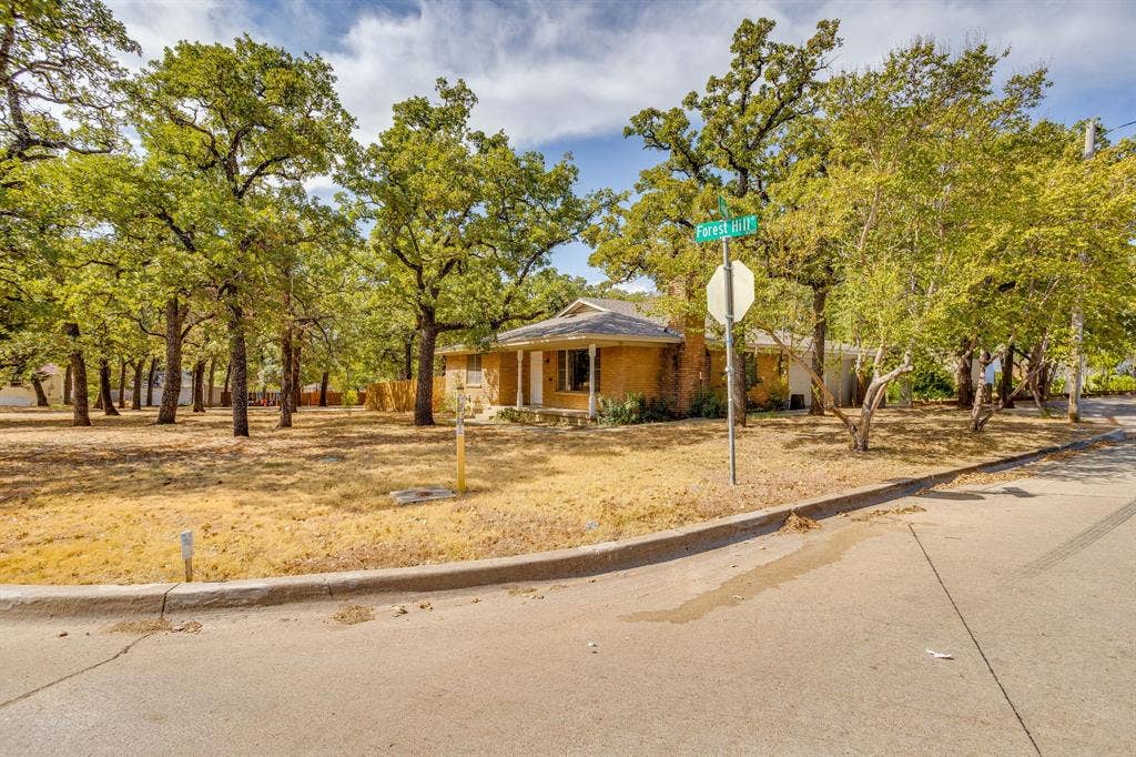 6200 Forest Hill Drive, Forest Hill, TX 76119