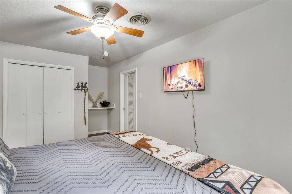 6200 Forest Hill Drive, Forest Hill, TX 76119