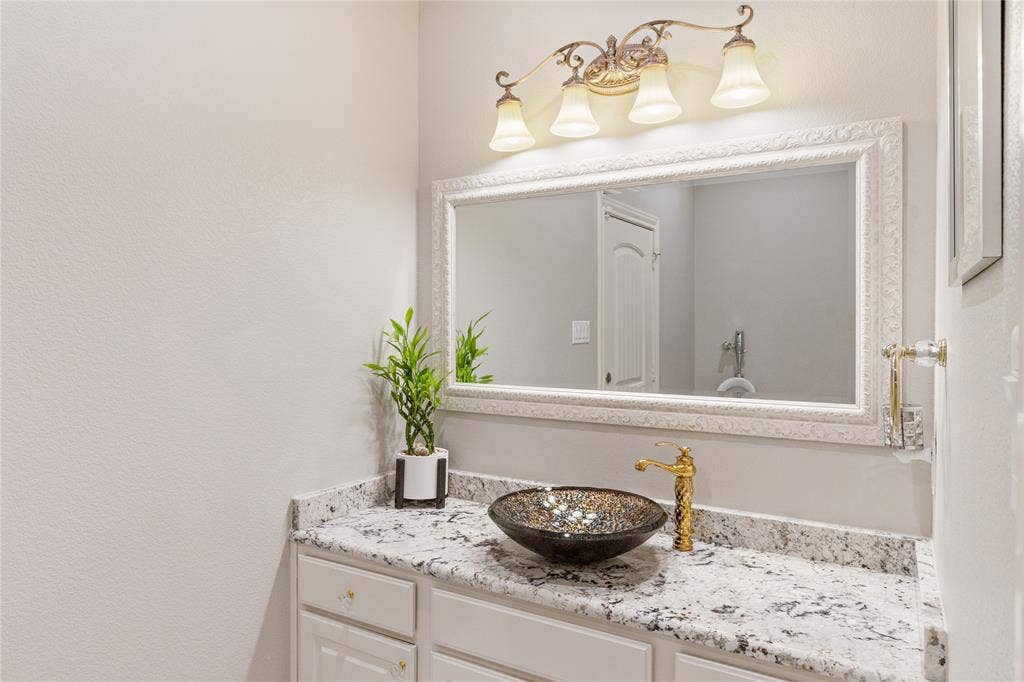 241 Loon Bay Drive, Gun Barrel City, TX 75156 Half bath