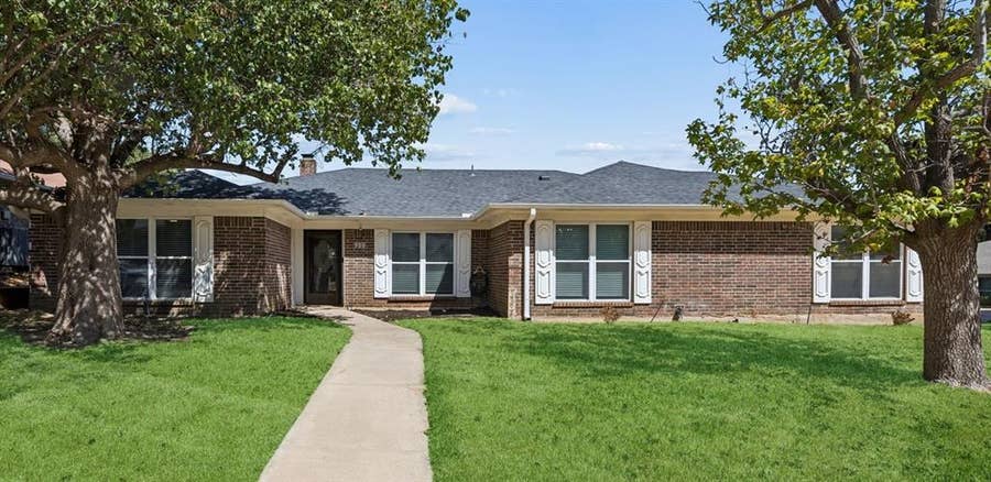 Property photo for 900 Rosewood Court, Euless, TX