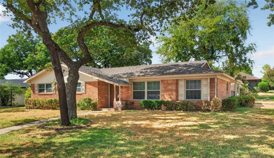 Property photo for 520 Circleview Drive N, Hurst, TX
