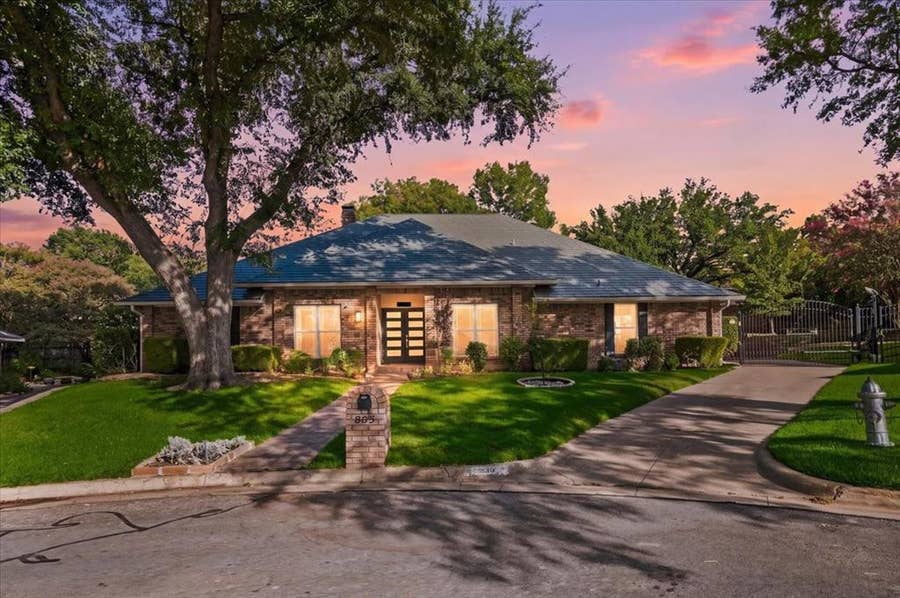 Property photo for 805 Shadycreek Court, Arlington, TX