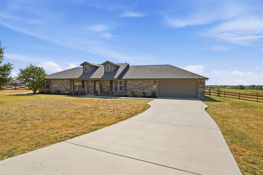 Property photo for 200 Live Oak Lane, Decatur, TX