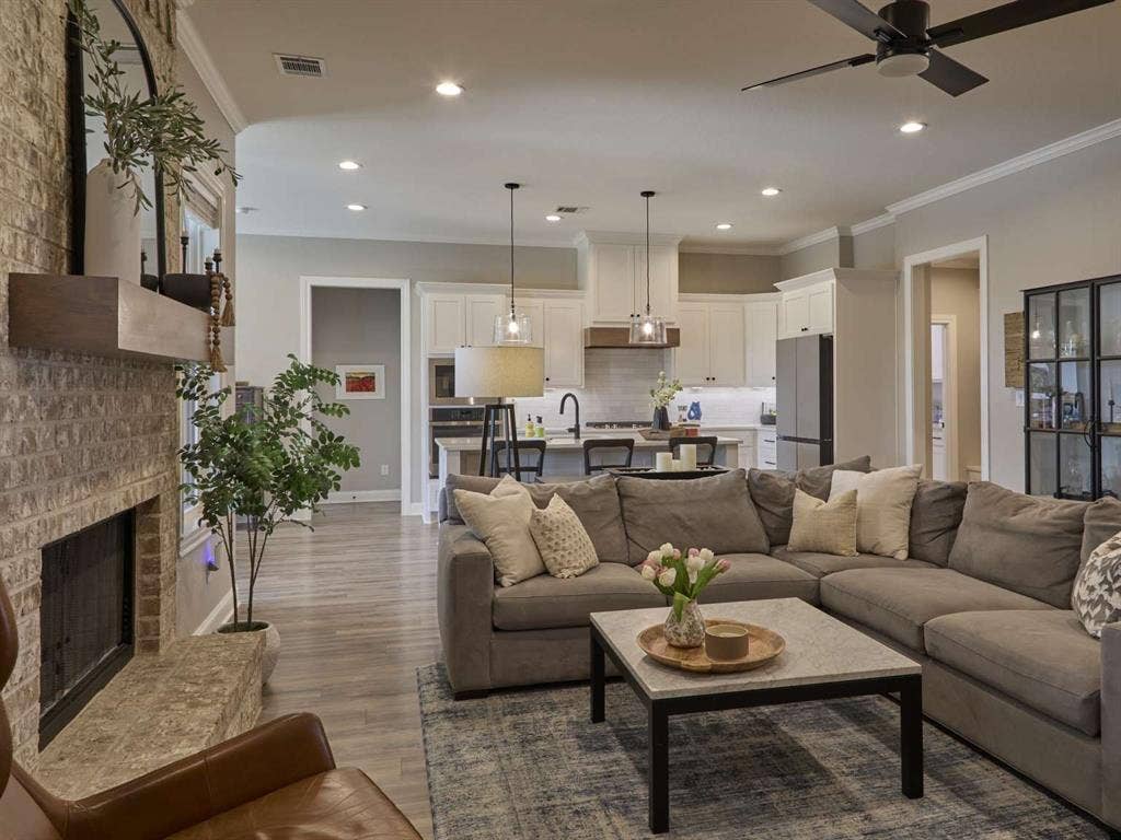 10124 Charmwood Drive, Waco, TX 76712 10124 Charmwood Drive, Waco, TX 76712