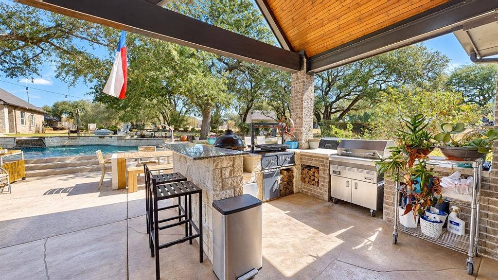 1729 Bent Tree Court, Granbury, TX 76049 Outdoor kitchen!