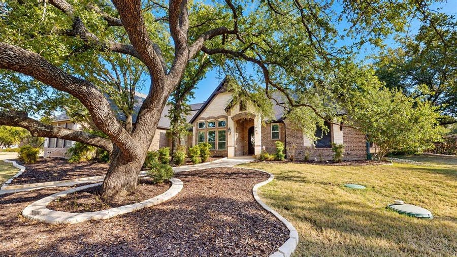 Property photo for 1729 Bent Tree Court, Granbury, TX