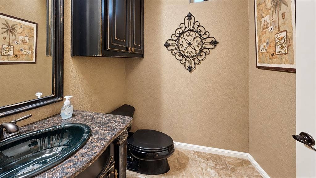 1729 Bent Tree Court, Granbury, TX 76049 Half Bathroom