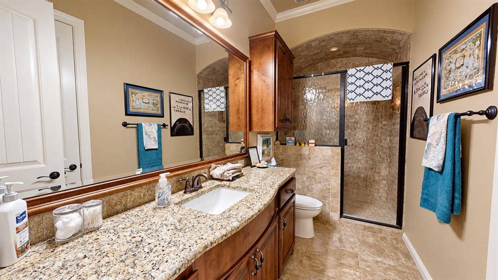 1729 Bent Tree Court, Granbury, TX 76049 Hall bathroom