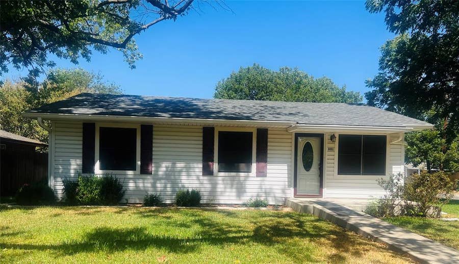 Property photo for 901 Church Street, Sanger, TX