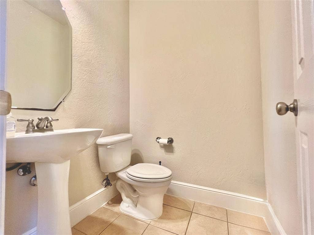 10404 OFFSHORE Drive, Irving, TX 75063 Half-Bath
