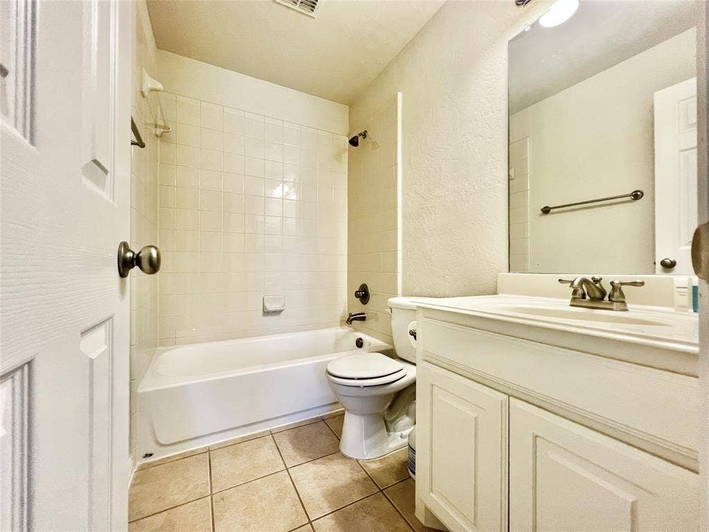 10404 OFFSHORE Drive, Irving, TX 75063 Private bathroom for Bedroom #4