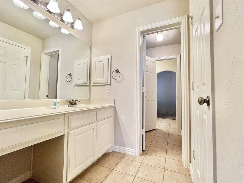 10404 OFFSHORE Drive, Irving, TX 75063 Jack-and-Jill Bathroom