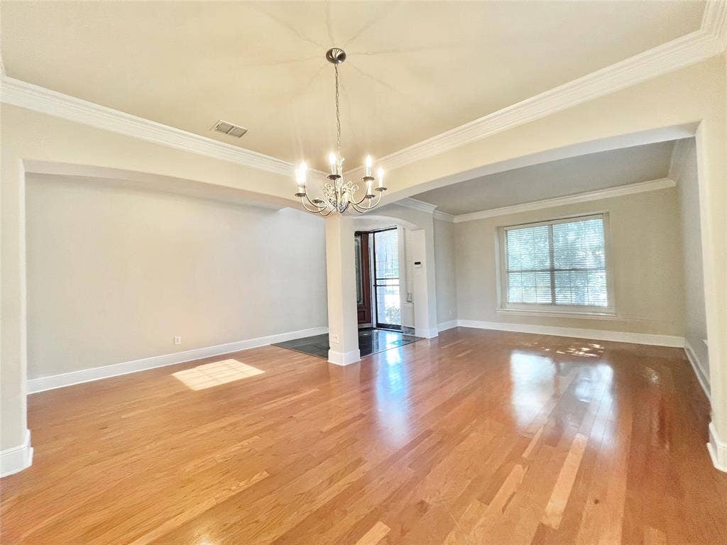 10404 OFFSHORE Drive, Irving, TX 75063 Formal Living and Dining